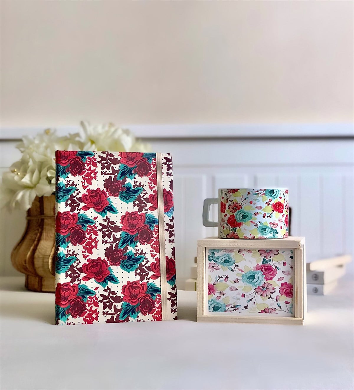 Gül Tasarımlı Lastikli Defter Ve Çiçek Tasarımlı Kutulu Kupa SetGiftmodaGül-Lastkli-Defter-Çiçek-Kupa