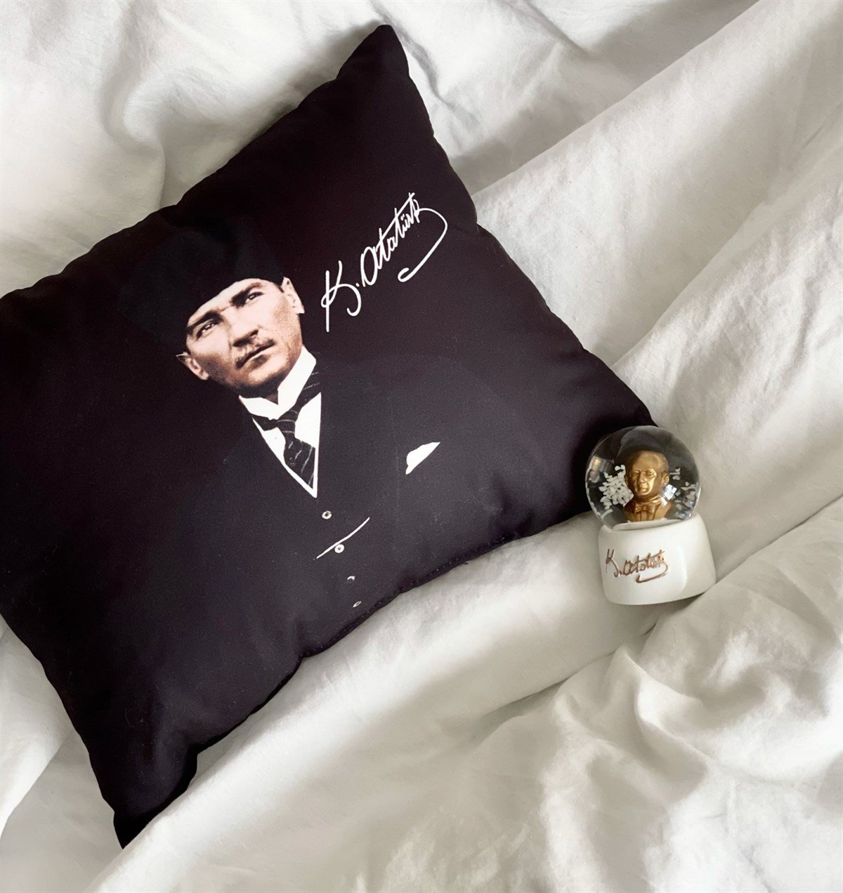 M.Kemal Atatürk Tasarımlı Yastık Ve Beyaz Kar Küresi Hediye SetiGiftmodaGmhs100831