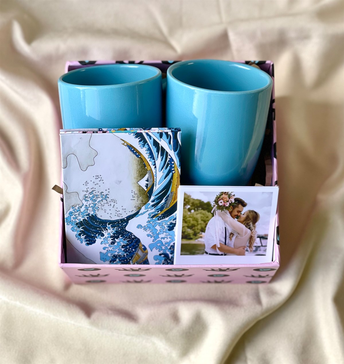 Kişiye Özel Dalga Tasarımlı Mini Albüm Ve 2'li Mavi Bulut Kupa Mini Hediye SetigiftmodaGmhs100866