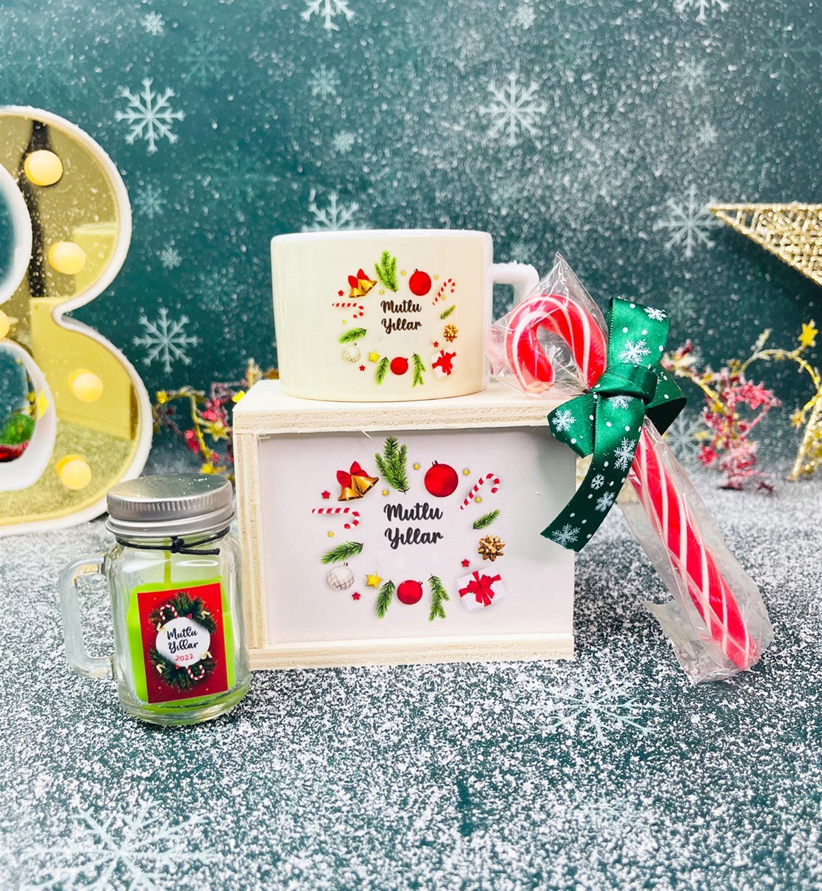 Mutlu Yıllar Tasarımlı Kutulu Kupa Baston Şeker Ve Kokulu Mum Yılbaşı Hediye SetigiftmodaGmhs101350