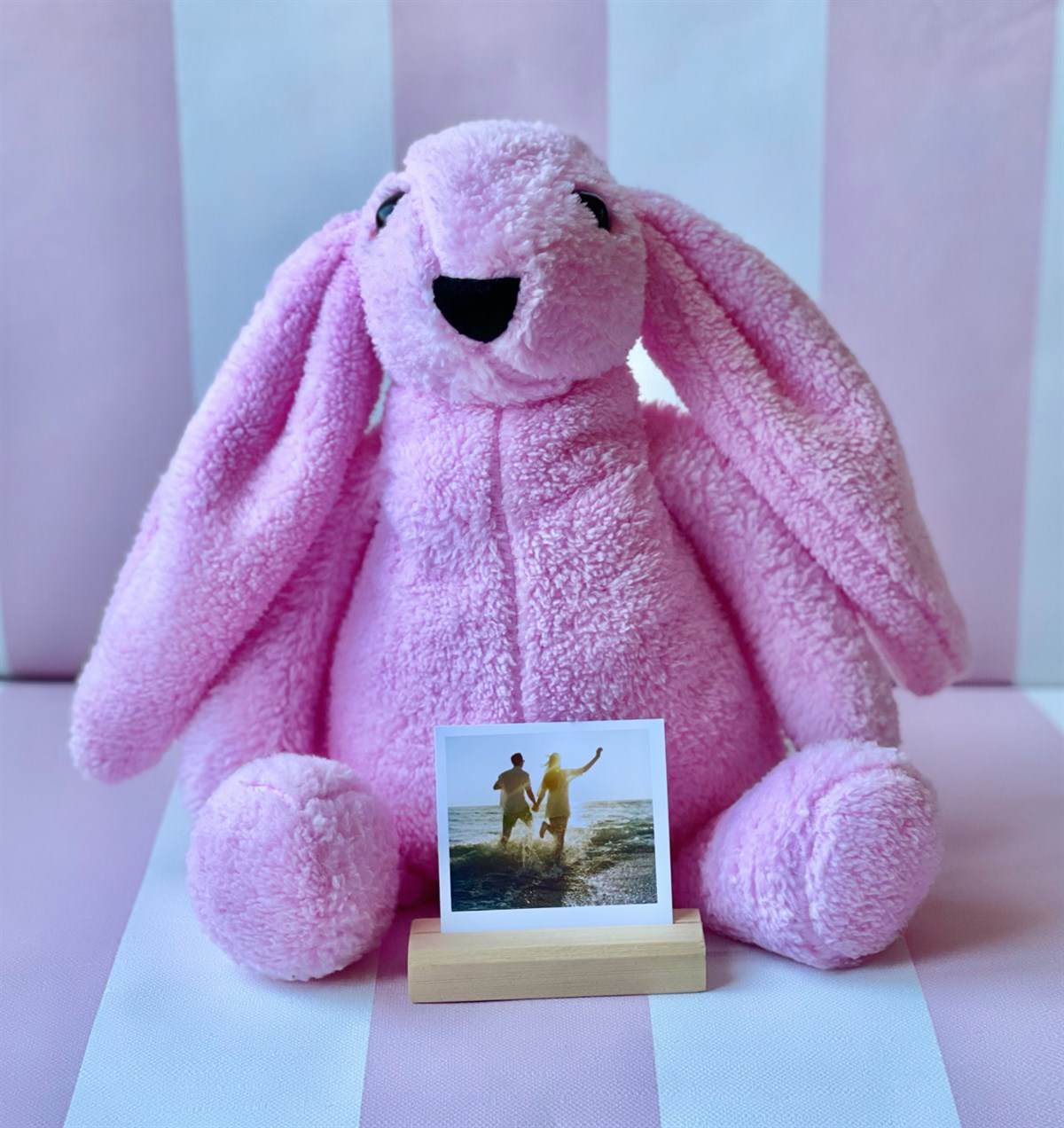 Kişiye Özel Ahşap Fotoğraf Tutucu Ve Sevimli Pembe Tavşan Hediye Setigiftmoda Gmhs100862
