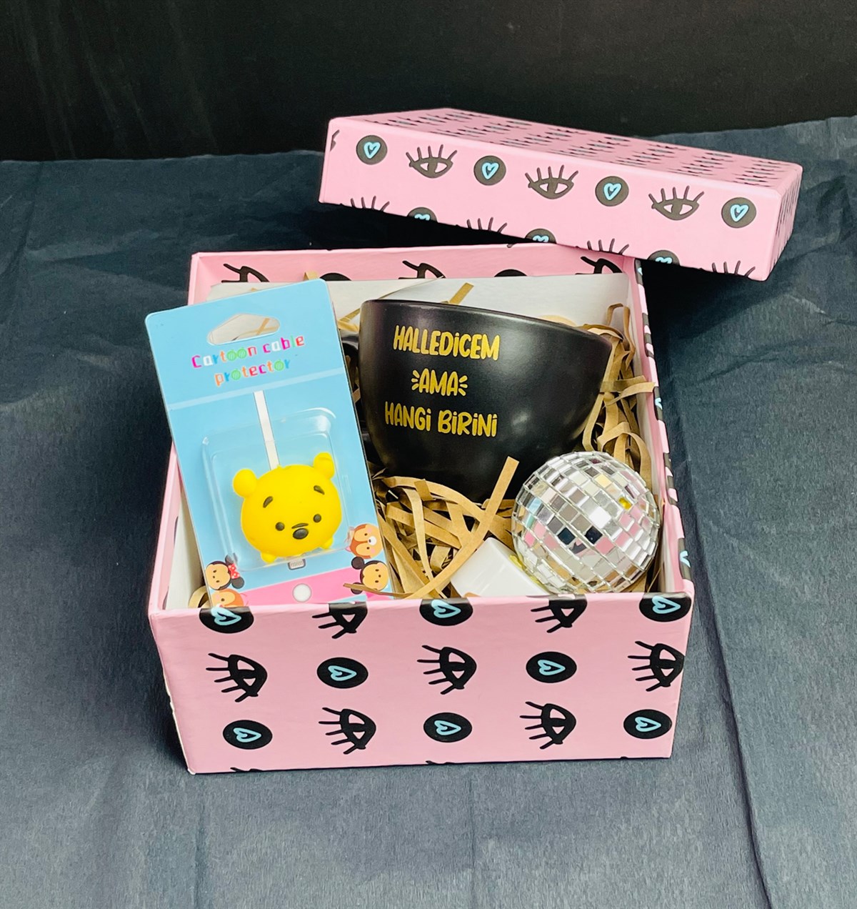 Siyah Halledicem Ama Hangi Birini Gold Yazı Tasarımlı 6 Cm Kupa Kablo Koruyucu Ve Mini Disko LambagiftmodaGmhs101234