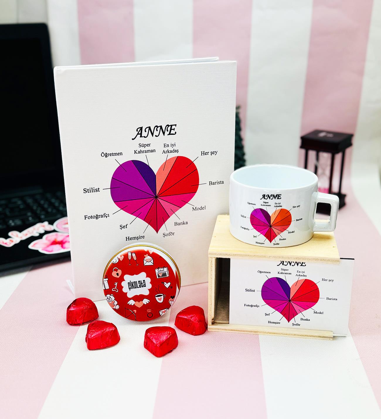 Süper Anne Tasarımlı Kutulu Kupa Kalp Çikolata Ve Sert Kapaklı Defter SetgiftmodaGmhs102002
