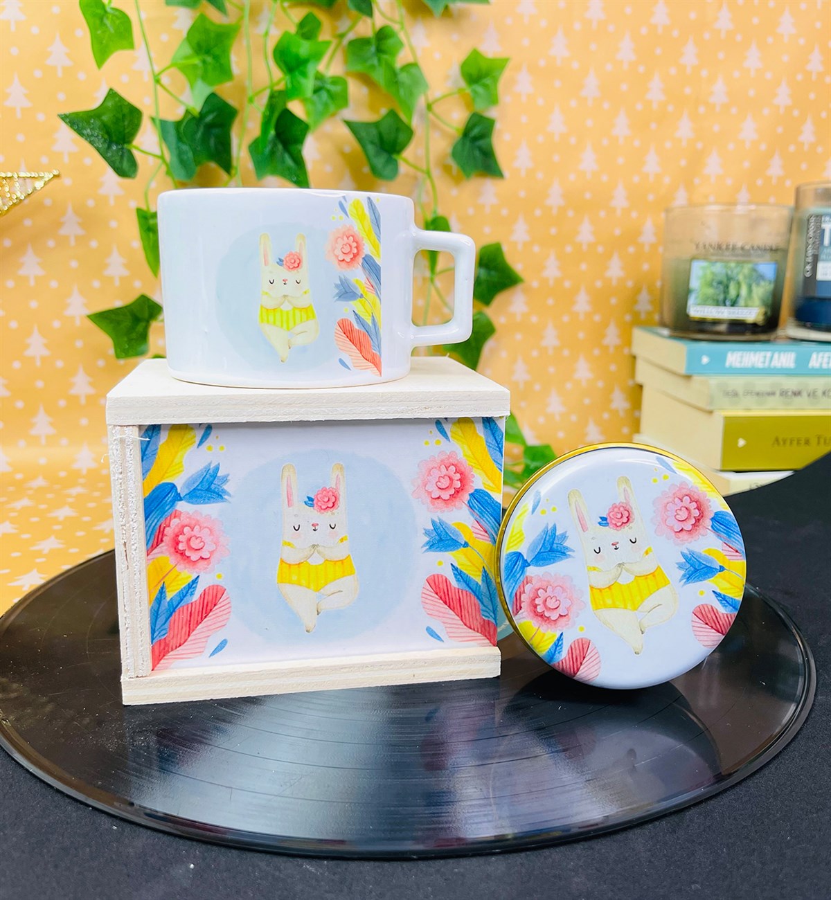 Huzurlu Tavşan Tasarımlı Kokulu Teneke Mum Ve Kutulu Kupa Hediye SetigiftmodaGmhs101373