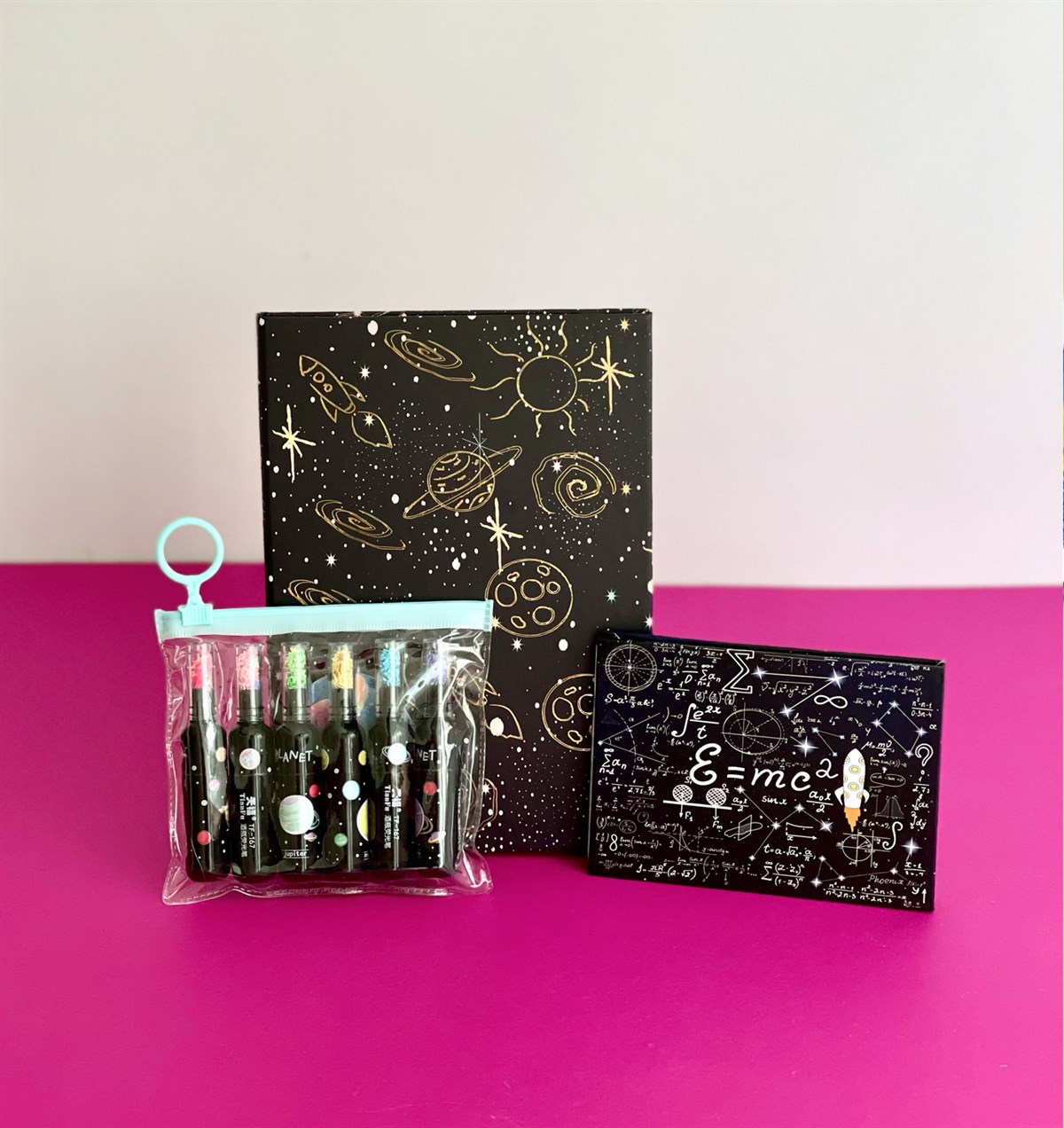 Çizgi Galaxy Tasarımlı Lastikli Defter Emc2 Mini Albüm Ve Galaxy Keçeli KalemgiftmodaGmhs101160