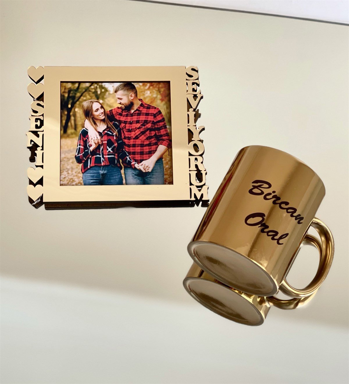 Kişiye Özel Fotoğraflı Seni Seviyorum Standlı Mdf Gold Çerçeve Ve Gold Kupa SetgiftmodaGmhs100522-Gmfc100048-Gmkp100155