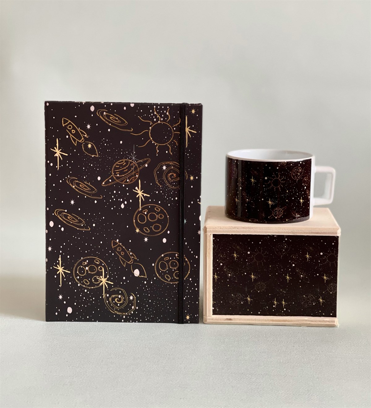 Çizgi Galxy Tasarımlı Lastikli Defter Ve Kutulu Kupa SetGiftmodaGmhs100561-Gmkp100164-Gmd100063