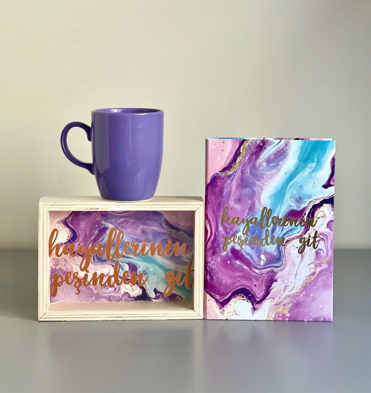 Hayallerinin Peşinden Git Tasarımlı Lastikli Defter Ahşap Kumbara Ve Siyah Bulut Kupa Hediye SetiGiftmodaGmhs100825