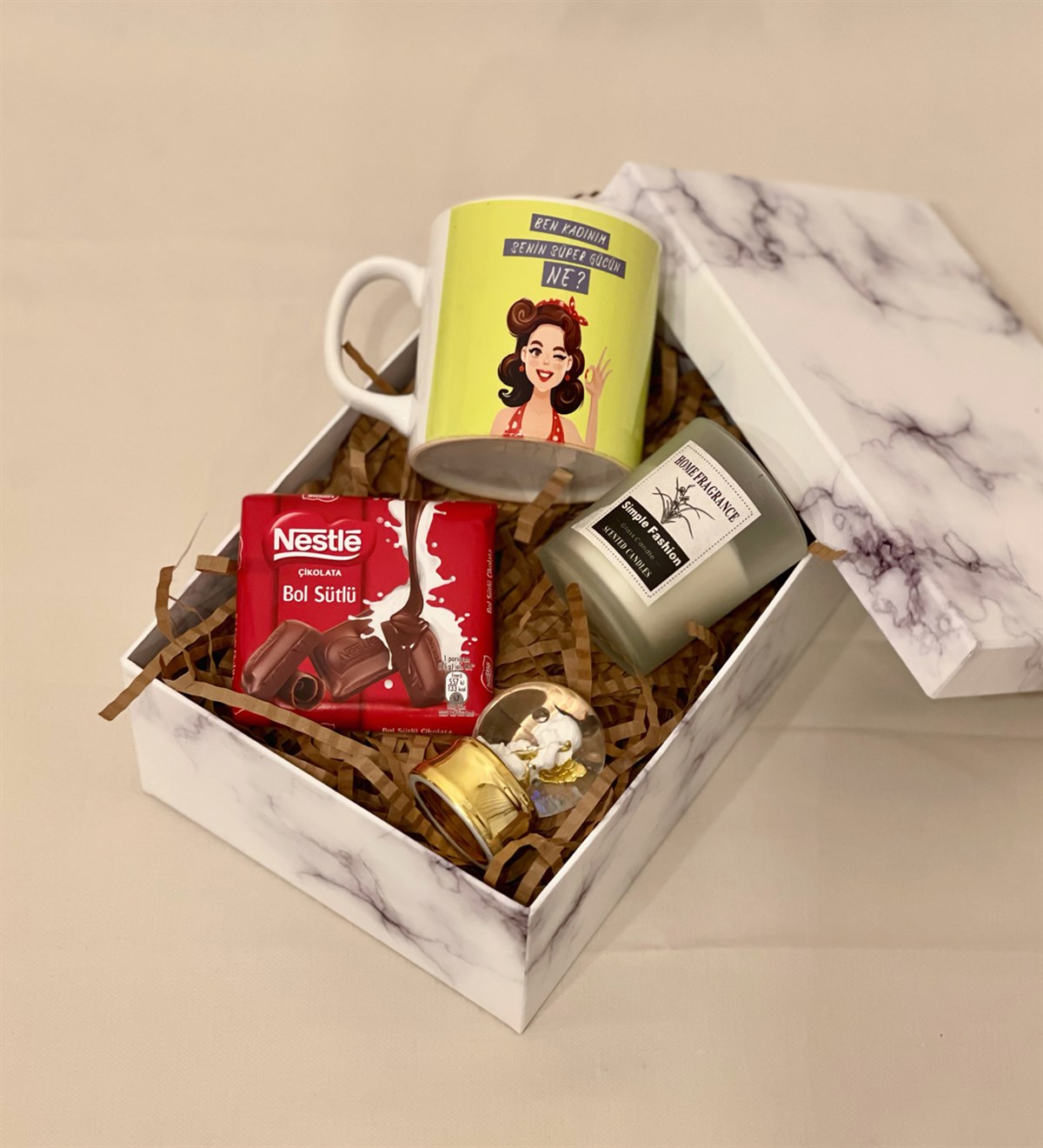 Ben Kadınım Senin Süper Gücün Ne Kupa Mini Kar Küresi Kokulu Mum Ve Çikolata Kadınlara Özel Hediye SetiGiftmodaGmhs100413