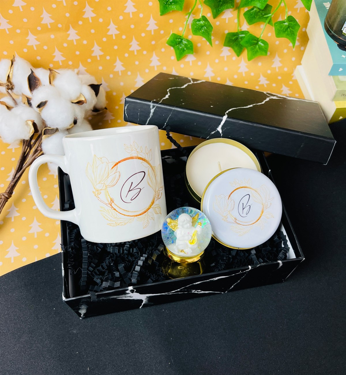 Kişiye Özel Harfli Gold Çiçek Tasarımlı Kupa Kokulu Tenek Mum Ve Altınyaldızlı Melek Kar Küresi SetgiftmodaGmhs101395