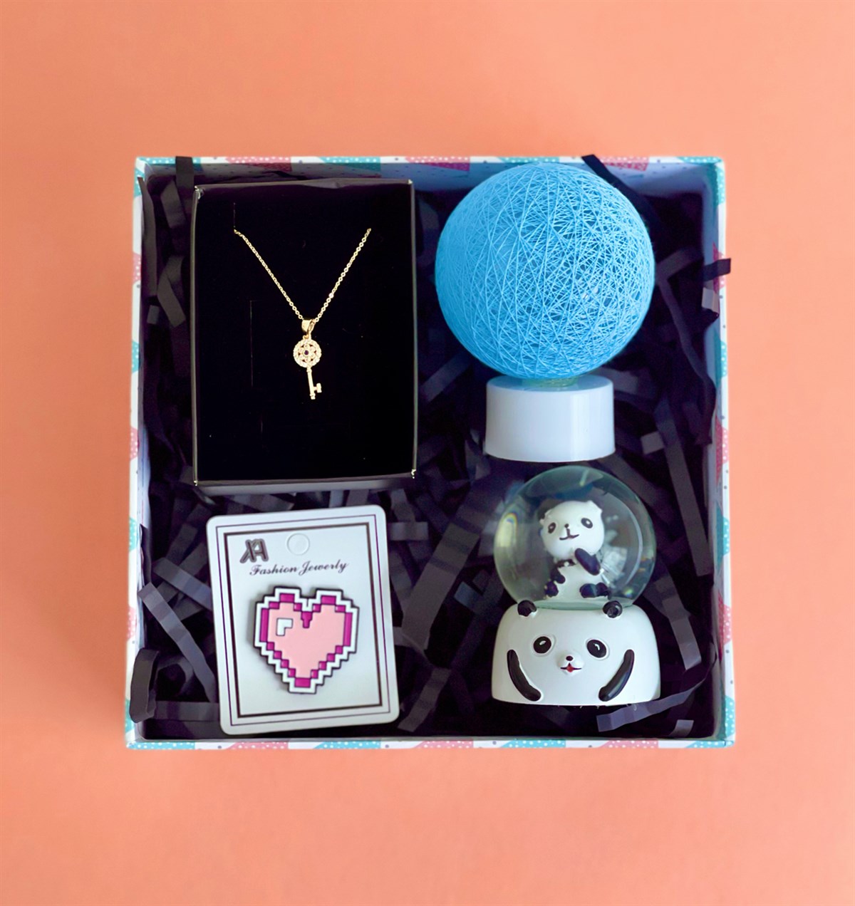 Mini Panda Kar Küresi Hasır Lamba Rozet Ve Şans Anahtarı Kolye Mini Hediye SetigiftmodaGmhs100888