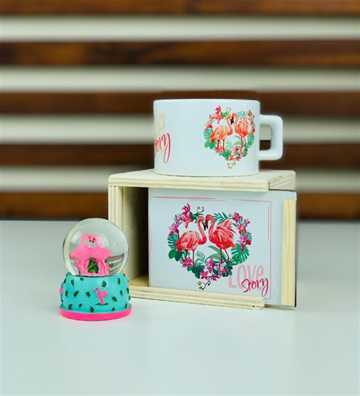  Flamingo Ahşap Kutulu Fincan Ve Yeşil Kar Küresi Hediye SetiGiftmodaflamingo-1001