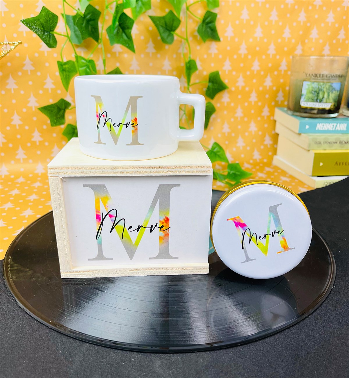 Kişiye Özel Harf Tasarımlı Kokulu Teneke Mum Ve Kutulu Kupa Hediye SetigiftmodaGmhs101368