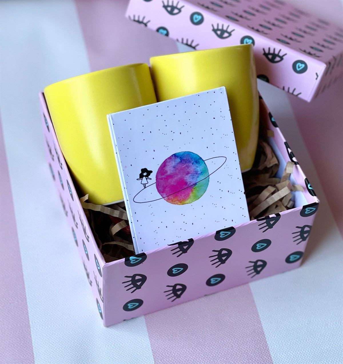 Satürnlü Kız Tasarımlı Mini Albüm Ve 2'li Sarı Bulut Kupa Mini Hediye SetigiftmodaGmhs100873