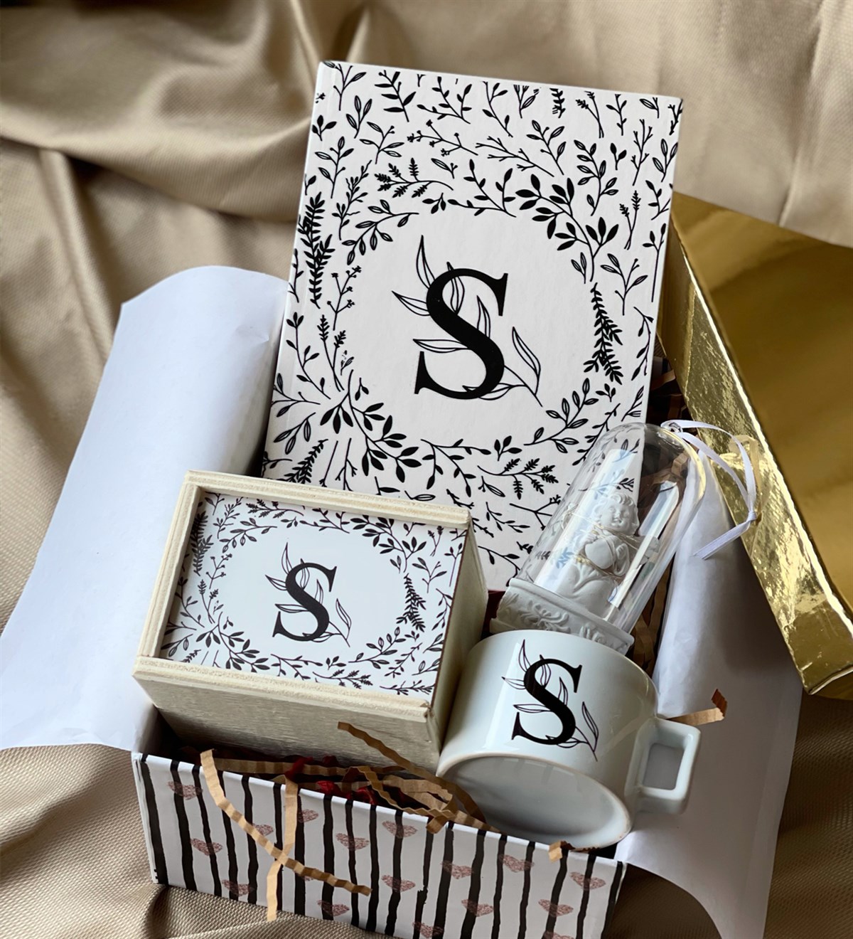 Kişiye Özel Harfli Çiçek Tasarımlı Kutulu Kupa Ajanda Ve Işıklı Melek Biblosu Anneler Günü Hediye SetigiftmodaGmhs100580