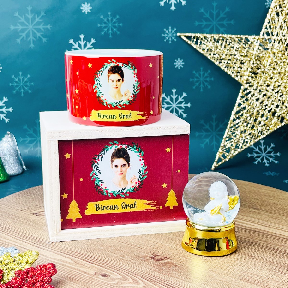  Kişiye Özel Fotoğraflı Yılbaşı Tasarımlı Kutulu Kupa Altınaldızlı Melek Mini Kar Küresi SetgiftmodaGmhs101278