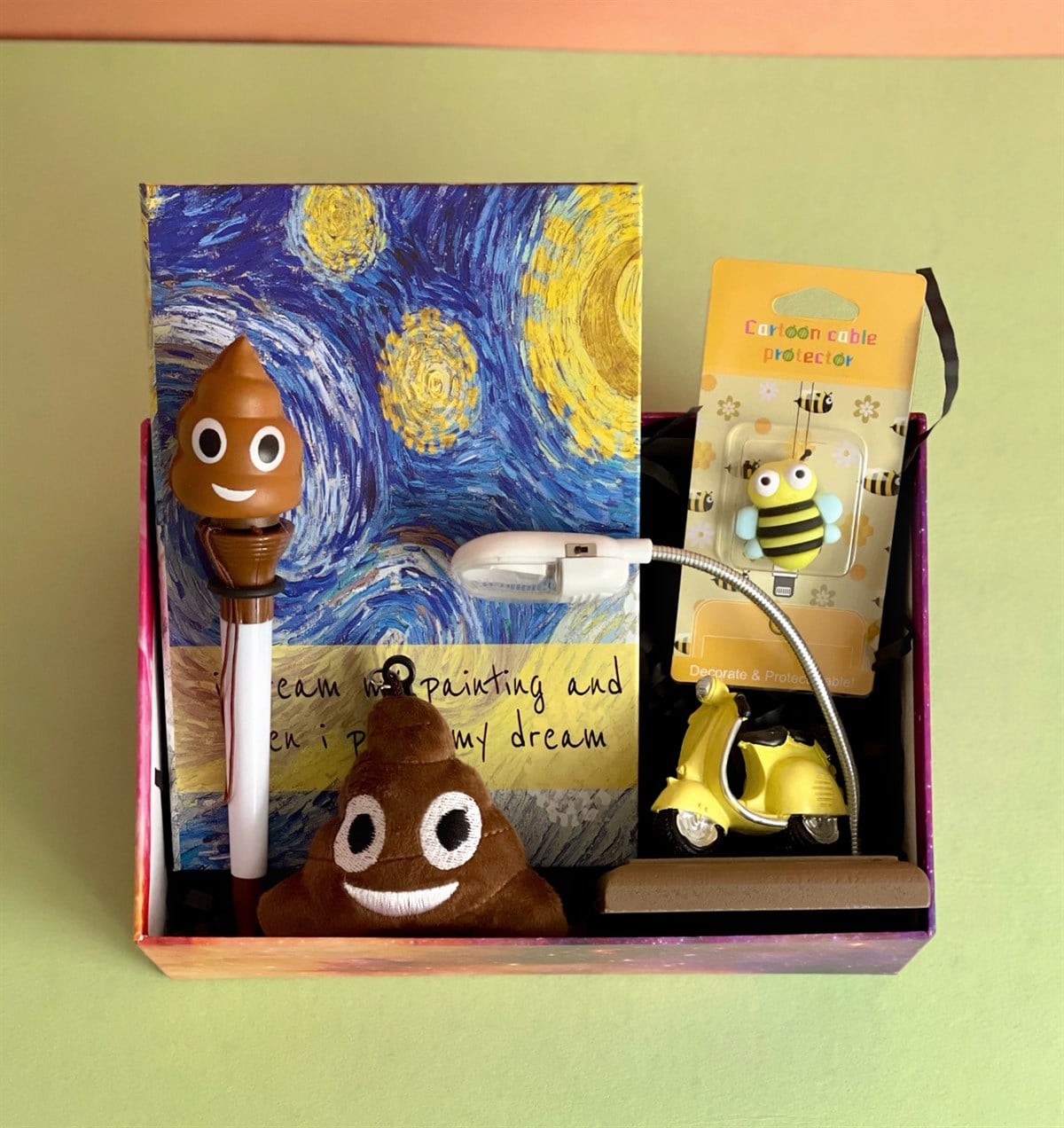 Van Gogh Motto Defter Kablo Koruyucu Mini Motor Masa Lambası Fırlayan Poo Kalem Ve Poo AnahatarlıkGiftmodaGmhs101144