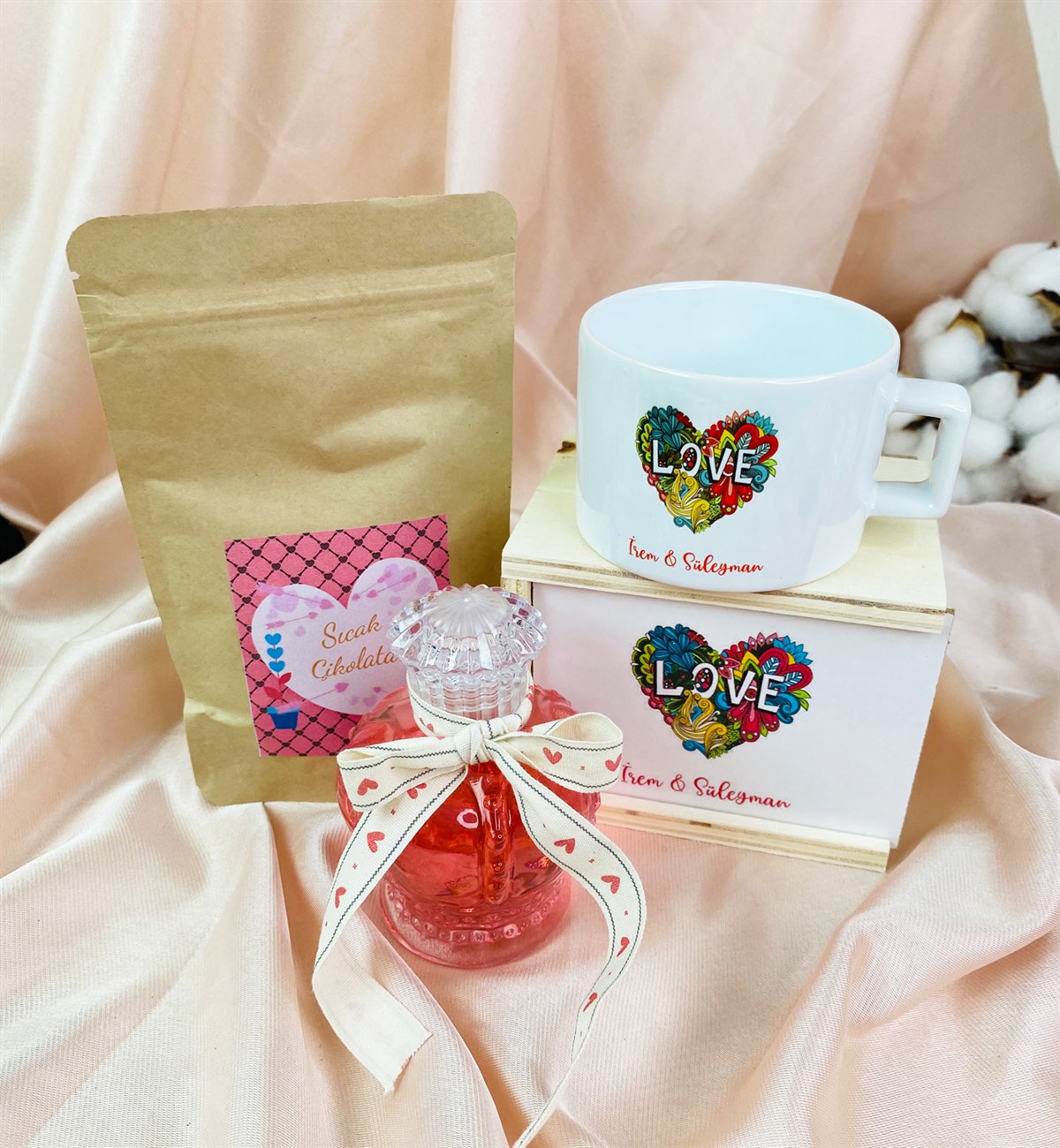 Kişiye Özel Kalp Love Kutulu Kupa Ve Japon Kiraz Çiçeği Esanslı Kolanya SetgiftmodaGmhs101475