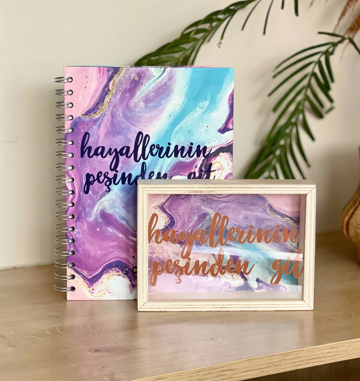 Hayallerinin Peşinden Git Tasarımlı Konuşan Ajanda Ve Ahşap Kumbara Hediye SetiGiftmodaGmhs100828