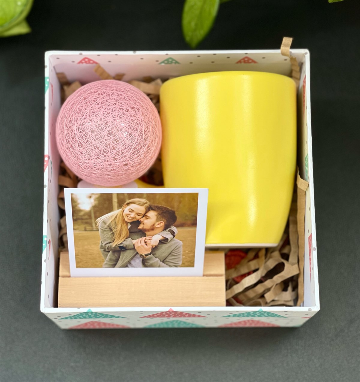 Kişiye Özel Ahşap Standlı Fotoğraf Sarı Bulut Kupa ve Hasır Lamba Mini SetgiftmodaGmhs100847