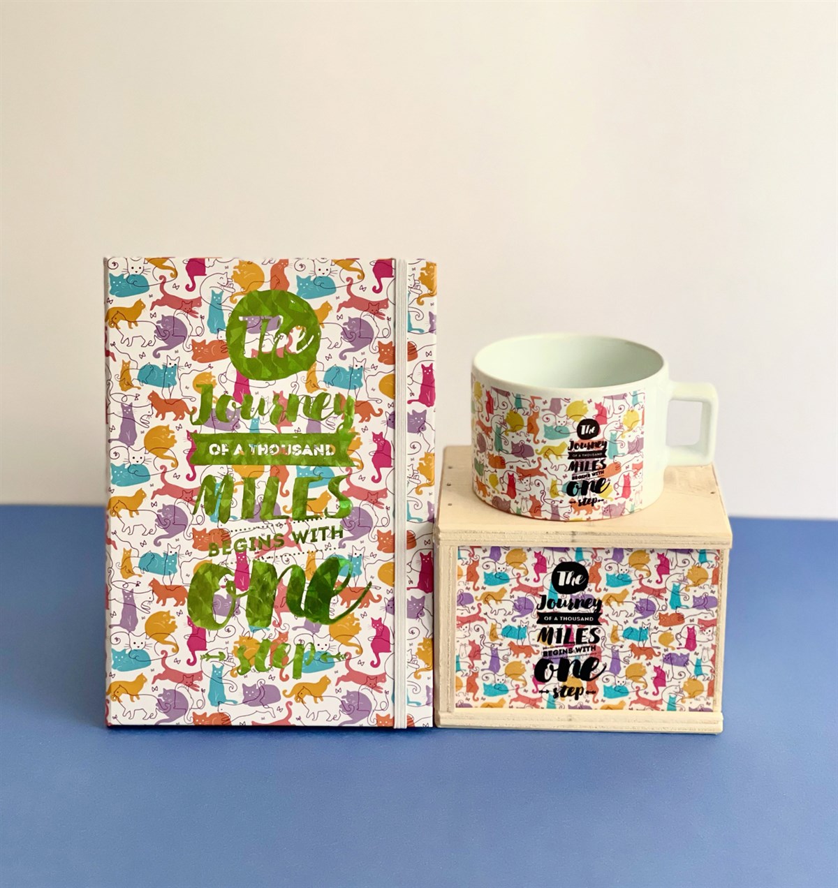 Renkli Kedi Motto Tasarımlı Lastikli Defter Ve Kutulu Kupa SetGiftmodaGmhs100811-Gmkp100184-Gmd100079
