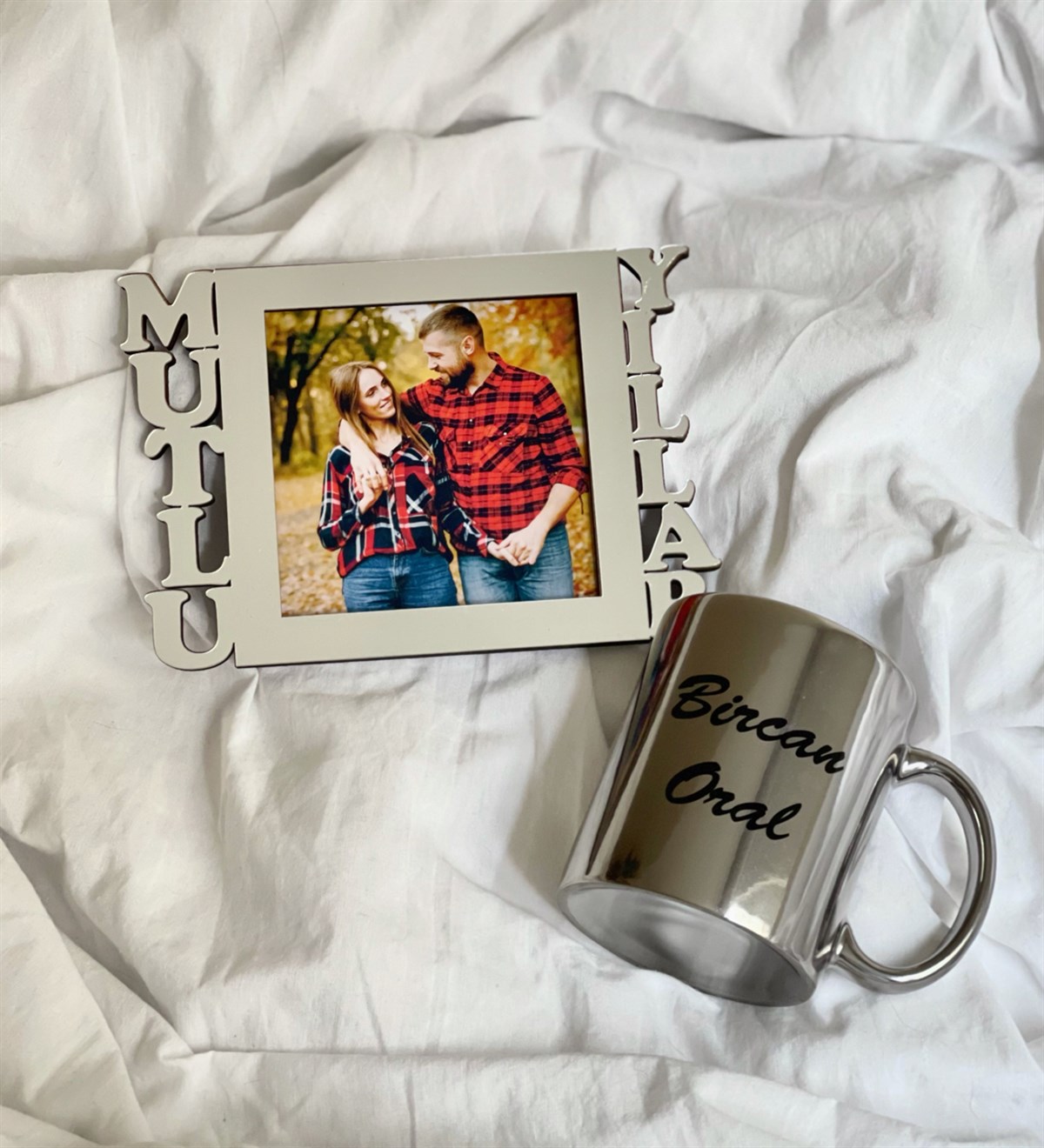 Kişiye Özel Fotoğraflı Mutlu Yıllar Standlı Mdf Gümüş Çerçeve Ve Gümüş Kupa SetgiftmodaGmhs100529-Gmfc100017-Gmkp100156