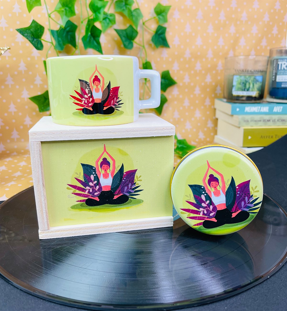 Yoga Girl Tasarımlı Kokulu Teneke Mum Ve Kutulu Kupa Hediye SetigiftmodaGmhs101374