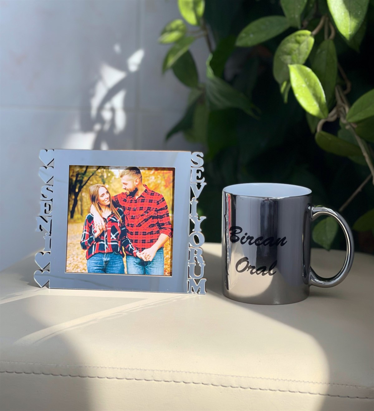 Kişiye Özel Fotoğraflı Seni Seviyorum Standlı Mdf Gümüş Çerçeve Ve Gümüş Kupa SetgiftmodaGmhs100567-Gmfc100016-Gmkp100156