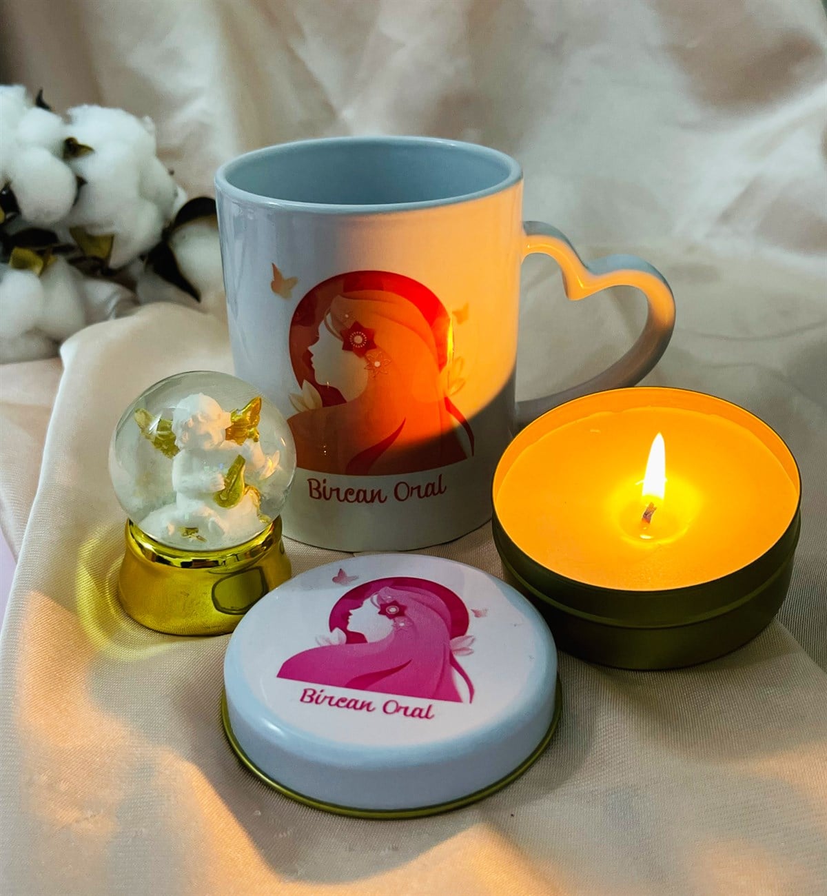 Kişiye Özel Kelebekli Kız Tasarımlı Kupa Mum Ve Altınyaldızlı Kar Küresi Hediye SetigiftmodaGmhs101589