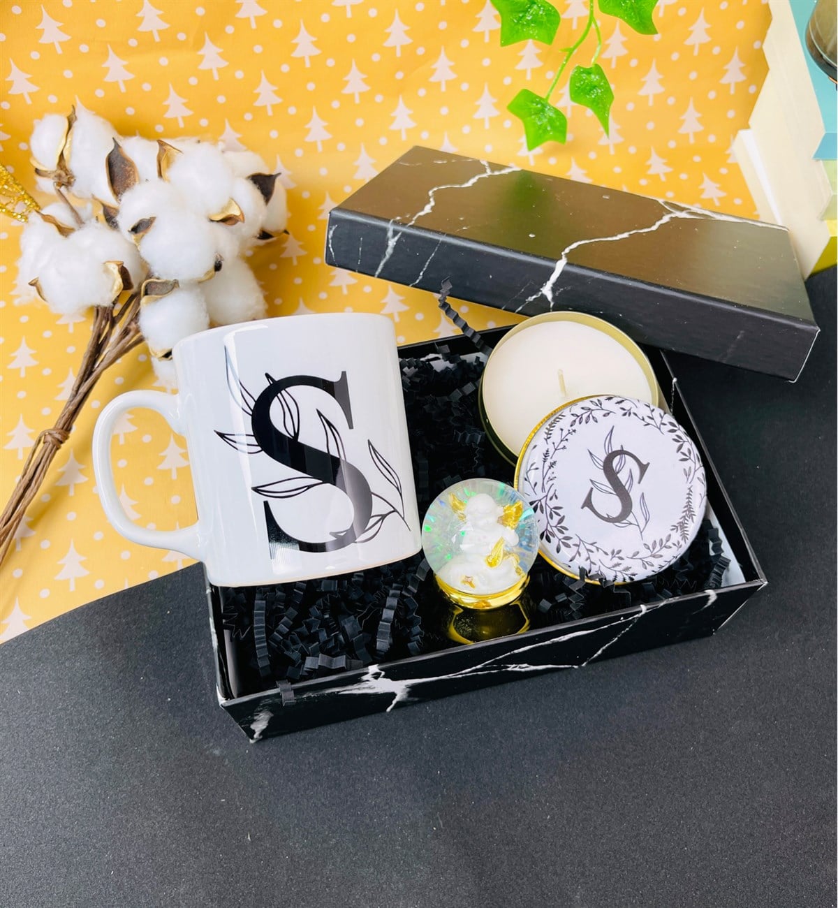 Kişiye Özel Harfli Çiçek Tasarımlı Kupa Kokulu Tenek Mum Ve Altınyaldızlı Melek Kar Küresi SetgiftmodaGmhs101396