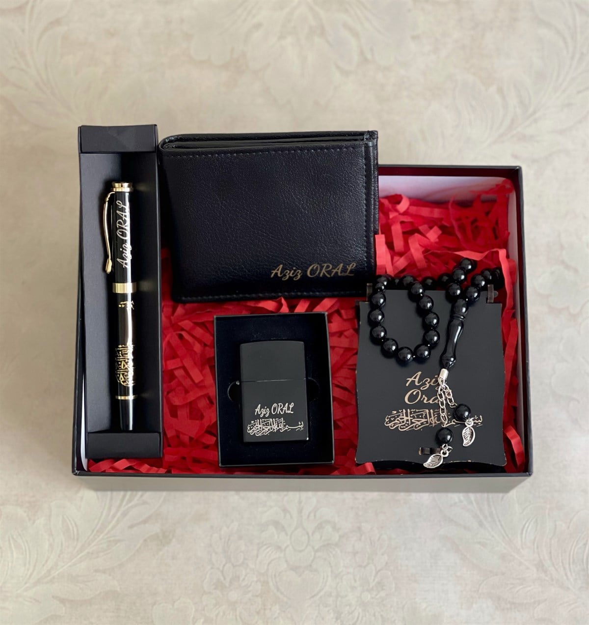 Kişiye Özel Besmele Tasarımlı Özel Kabartmalı Kalem Benzinli Çakmak Cüzdan Ve Ahşap Kutulu Siyah Tesbih SetgiftmodaGmhs1007821