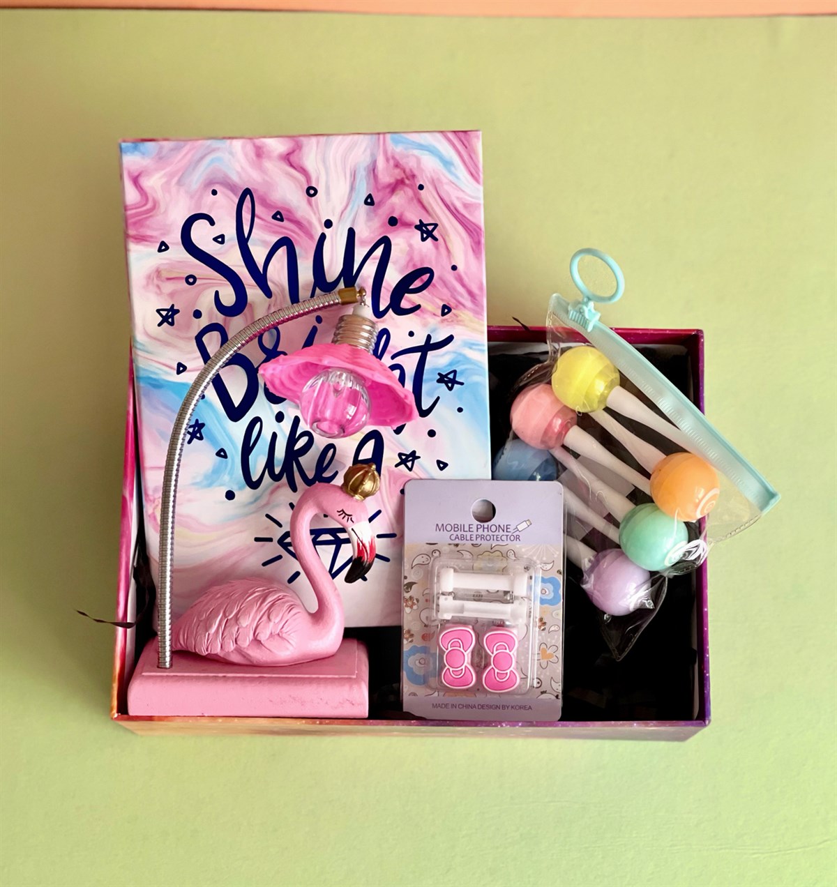 Elmas Motto Lastikli Defter Kablo Koruyucu Flamingo Işıklı Masa Lambası Ve Lolipop Keçeli KalemGiftmodaGmhs101140