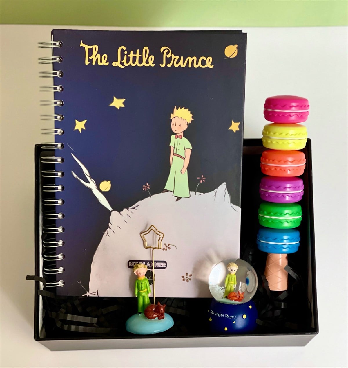 Küçük Prens Tasarımlı Konuşan Ajanda Not Tutucu Mini Kar Küresi Ve Makoron Keçeli KalemGiftmodaGmhs101128