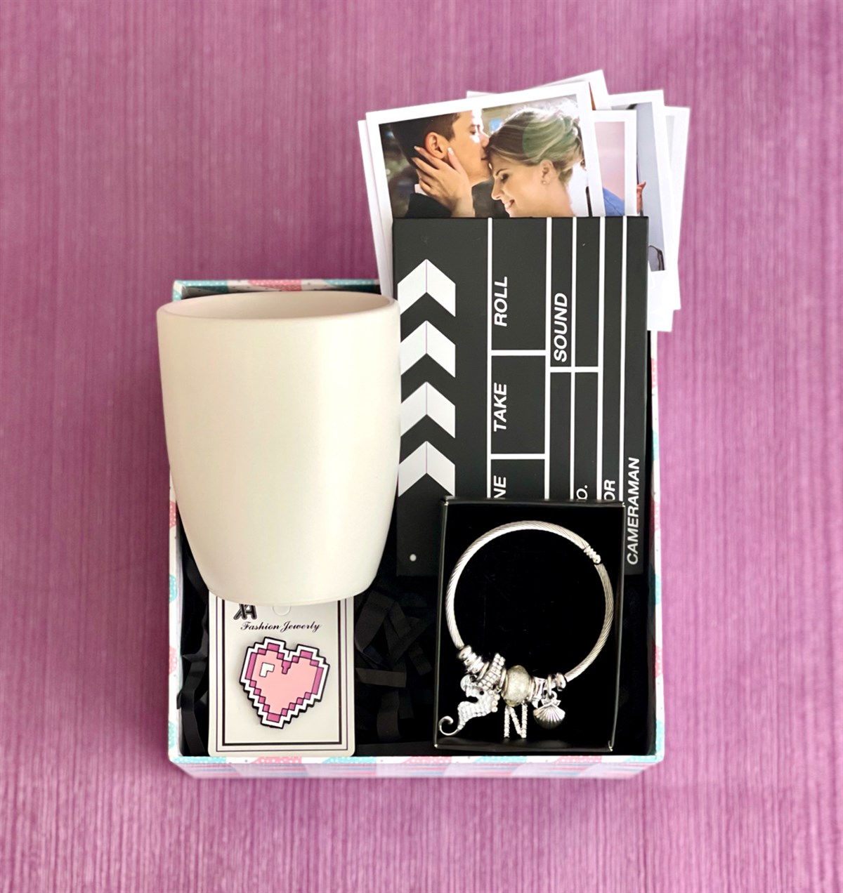 Kişiye Özel Klaket Tasarımlı Mini Albüm Beyaz Bulut Kupa Rozet Ve Deniz Atı Pandora Bileklik Hediye SetigiftmodaGmhs100898