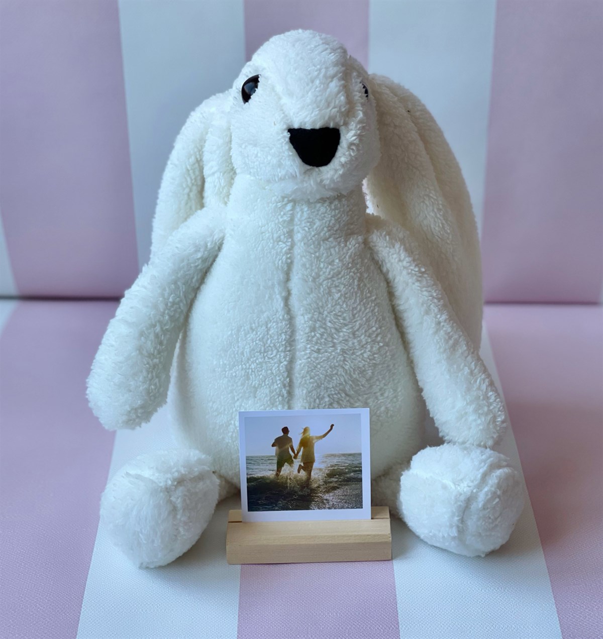 Kişiye Özel Ahşap Fotoğraf Tutucu Ve Sevimli Beyaz Tavşan Hediye Setigiftmoda Gmhs100864