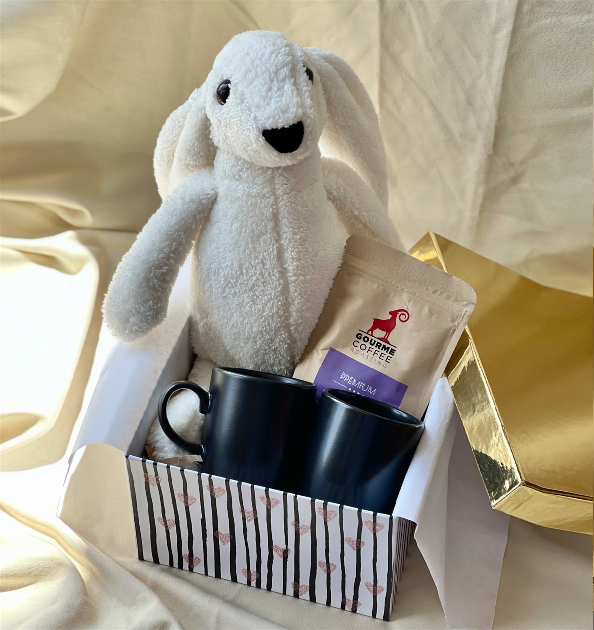 Beyaz Peluş Tavşan Sıcak Çikolata Ve 2'li Siyah Bulut Kupa Hediye SetigiftmodaGmhs100740