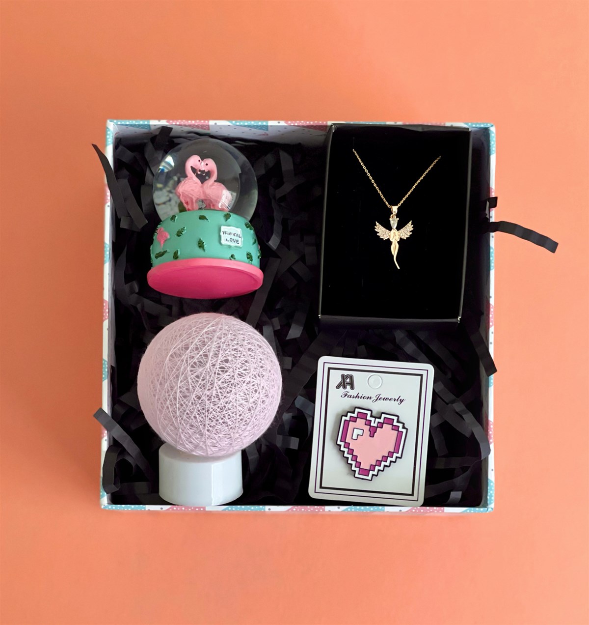 Mini Flamingo Kar Küresi Hasır Lamba Rozet Ve İyilik Meleği Kolye Mini Hediye SetigiftmodaGmhs100887