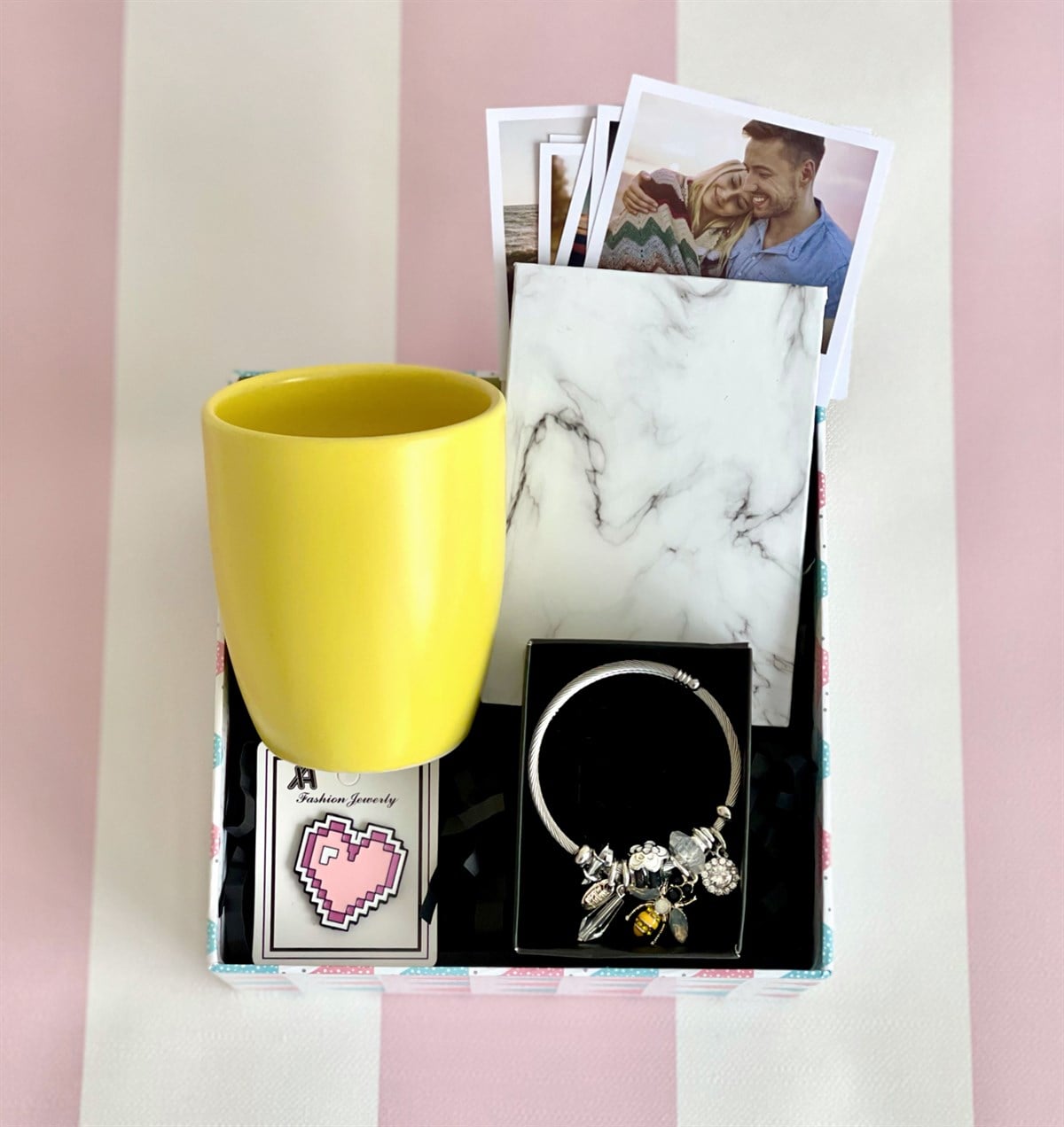 Kişiye Özel Beyaz Mermer Tasarımlı Mini Albüm Sarı Bulut Kupa Rozet Ve Arı Pandora Bileklik Hediye SetigiftmodaGmhs100902