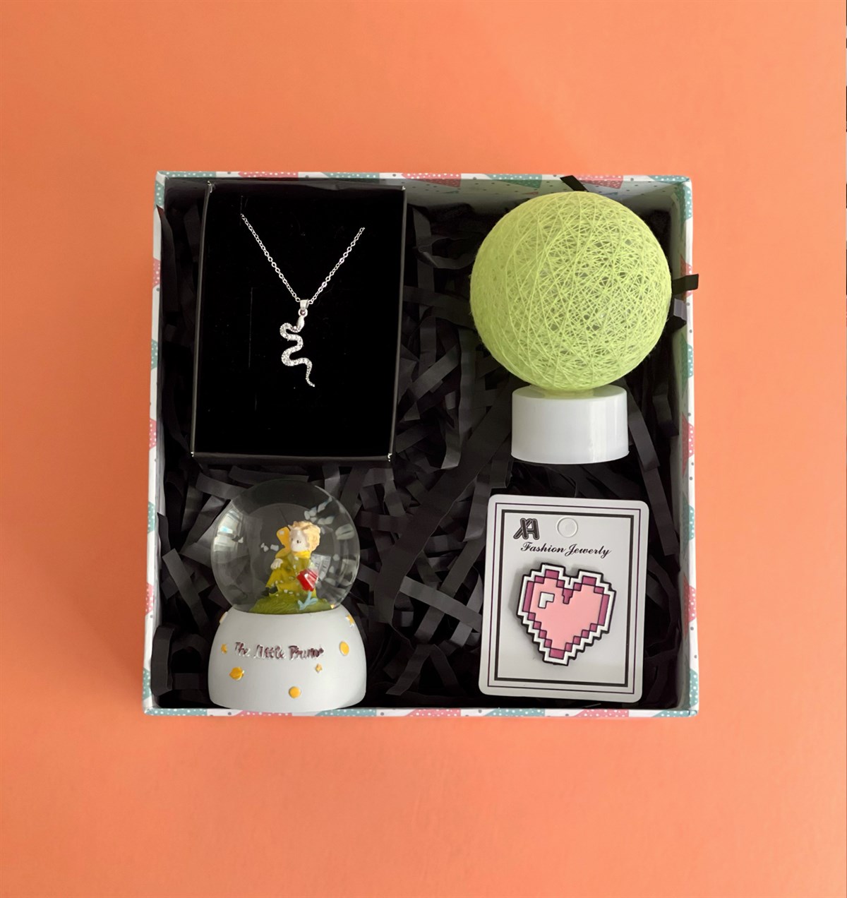 Mini Küçük Prens Kar Küresi Hasır Lamba Rozet Ve Gümüş Yılan Kolye Mini Hediye SetigiftmodaGmhs100889