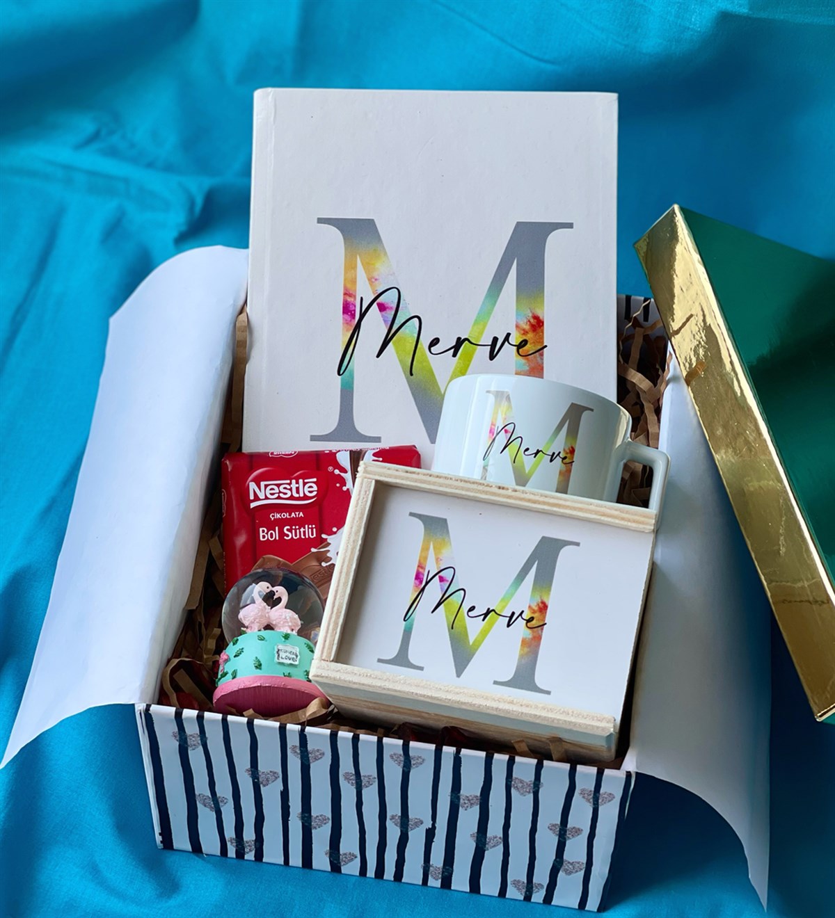 Kişiye Özel Harfli Ajanda Kutulu Kupa Mini Flamingo Kar Küresi Ve Çikolata Hediye SetigiftmodaGmhs100650