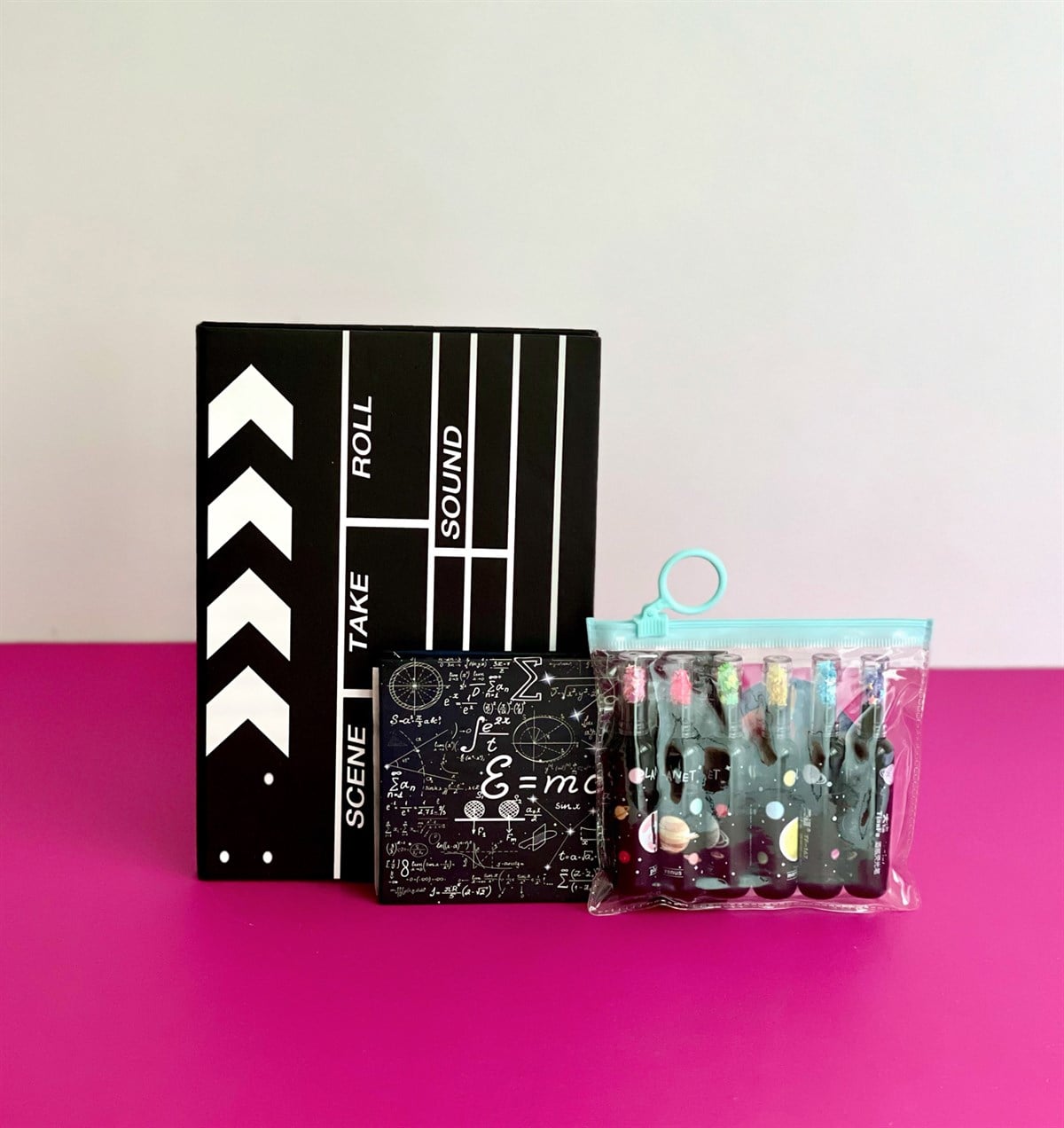 Klaket Tasarımlı Lastikli Defter Emc2 Mini Albüm Ve Galaxy Keçeli Kalem giftmodaGmhs101164