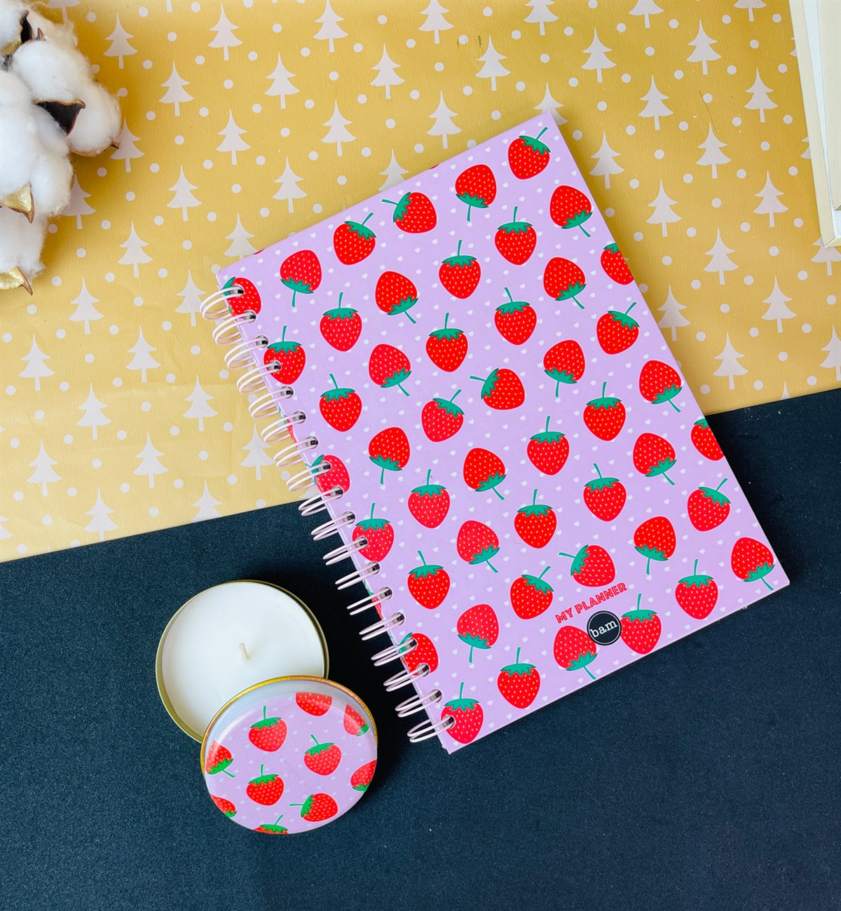 Çilek Tasarımlı Konuşan Ajanda Ve Kokulu Teneke Mum Hediye SetigiftmodaGmhs101391