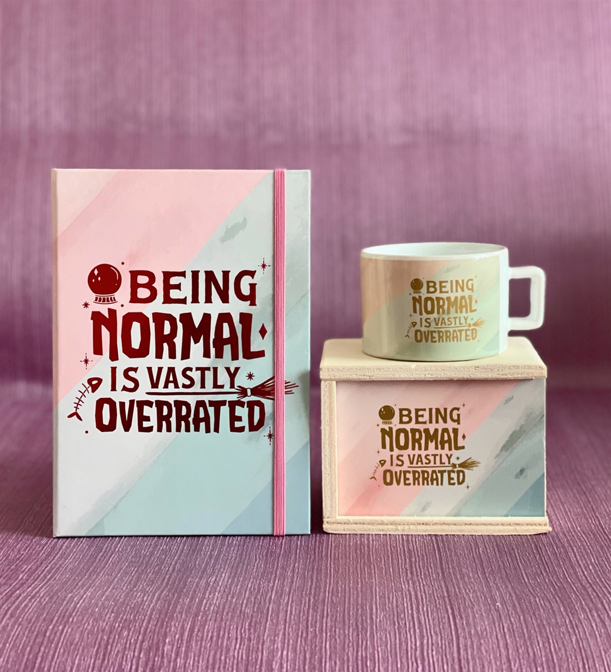 Being Normal Tasarımlı Lastikli Defter Ve Kutulu Kupa SetGiftmodaGmhs100558-Gmkp100163-Gmd100054