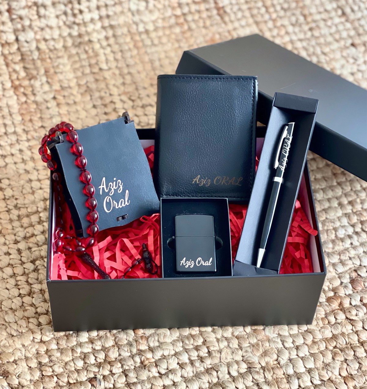 Kişiye Özel Özel Kutulu Kırmızı Tesbih Benzinli Çakmak Cüzdan Ve Tükenmez Kalem Hediye SetigiftmodaGmhs1007818