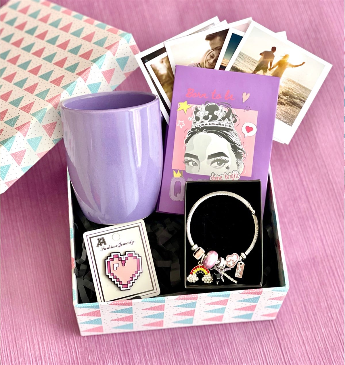Kişiye Özel Pink Queen Tasarımlı Mini Albüm Mor Bulut Kupa Rozet Ve Gökkuşağı Pandora Bileklik Hediye SetigiftmodaGmhs100892