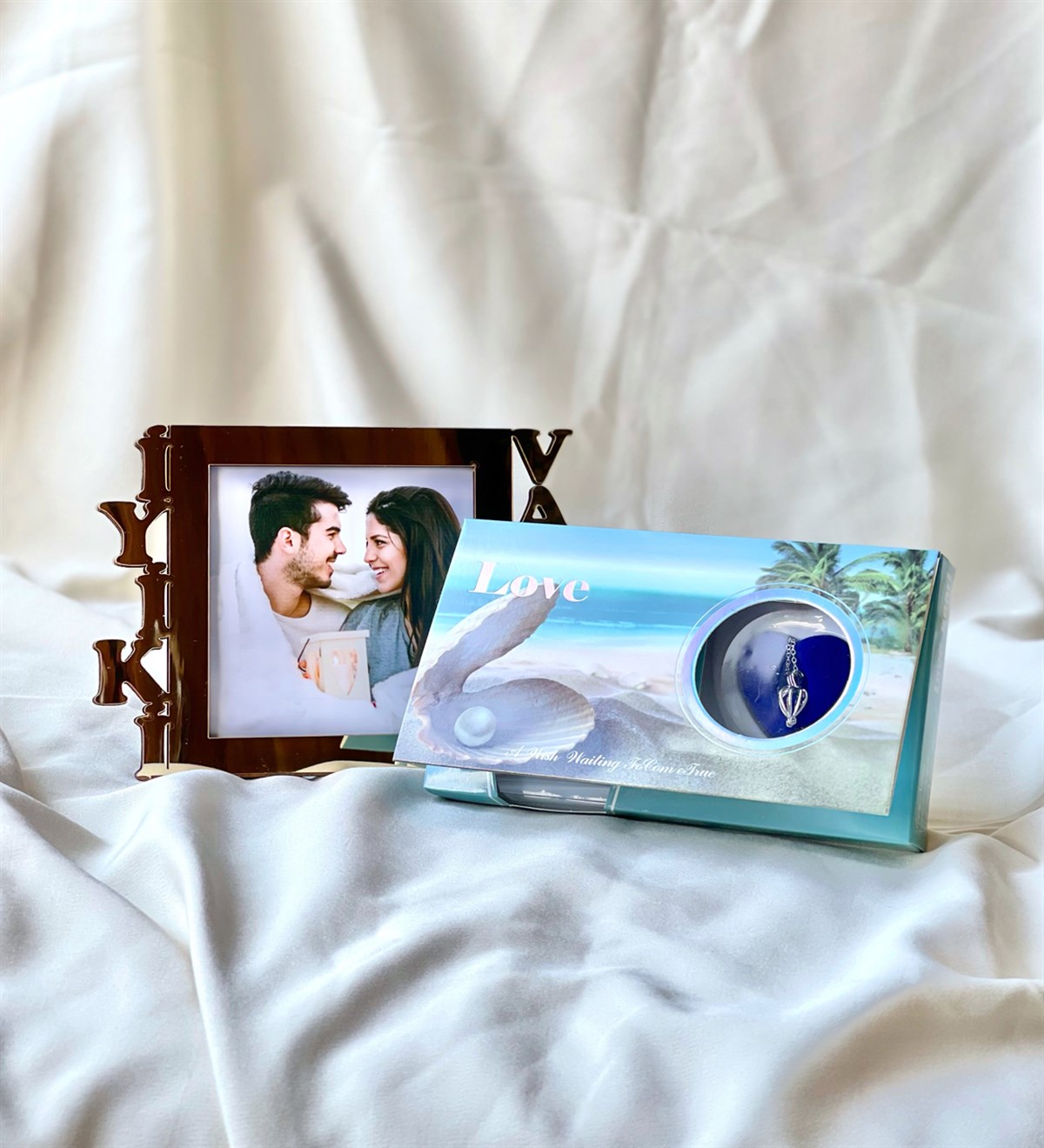 Gold İyiki Varsın Çeçeve Ve İnci Kolye Hediye SetiGiftmodaGmhs100692