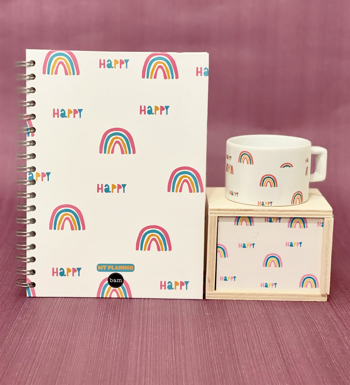 Happy Gökkuşağı Tasarımlı Konuşan Ajanda Ve Kutulu Kupa Hediye SetiGiftmodaGmhs100489