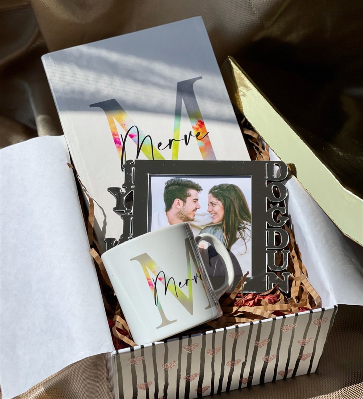 Kişiye Özel Gümüş İyiki Doğdun Çerçeve Özel Harfli Ajanda Ve Kupa Hediye SetigiftmodaGmhs100632