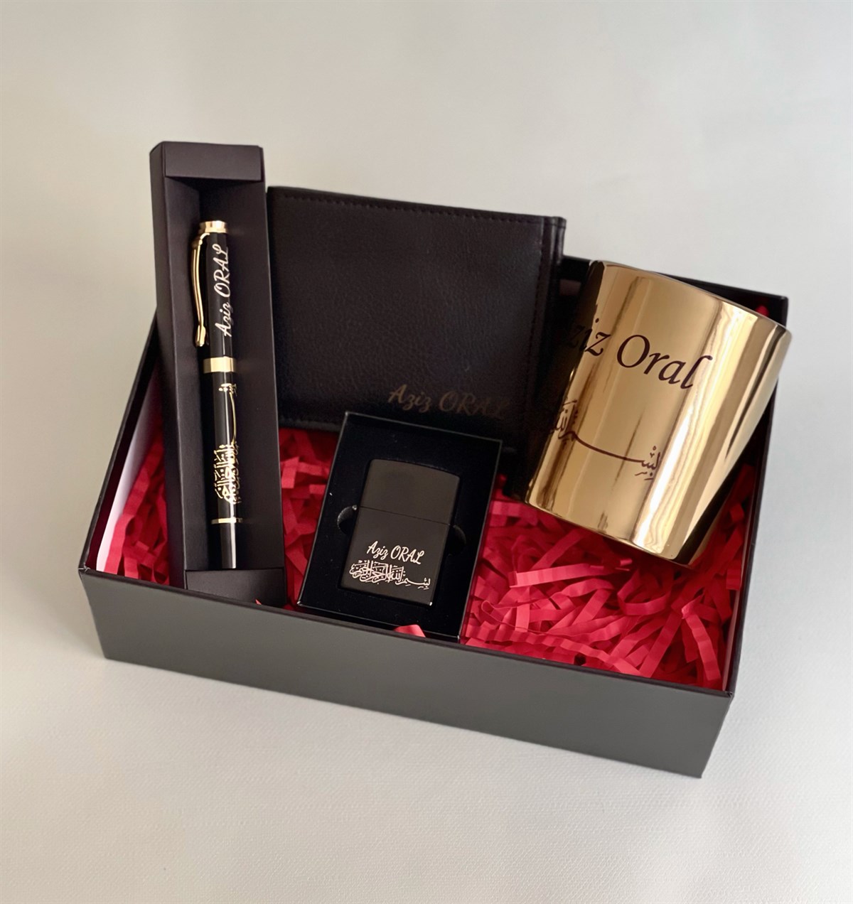 Kişiye Özel Besmele Tasarımlı Golda Kupa Özel Kabartmalı Kalem Benzinli Çakmak Ve Siyah Cüzdan SetgiftmodaGmhs1007809