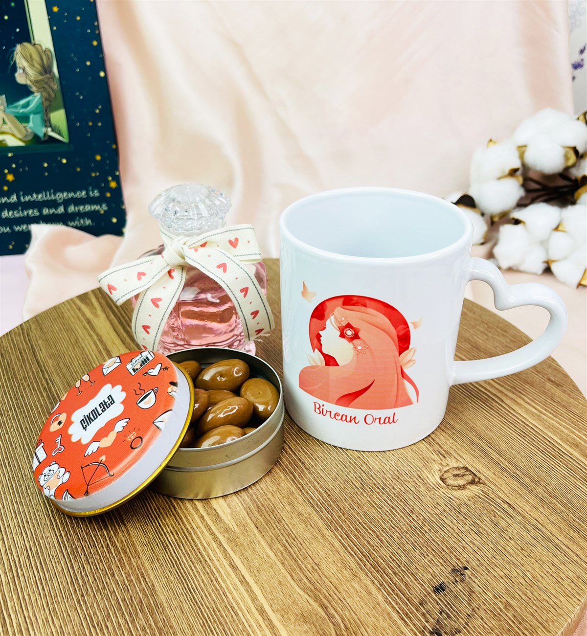 Kişiye Özel Kalp Kulplu Kelebekli Kız Tasarımlı Kadınlara Özel Hediye SetigiftmodaGmhs101579